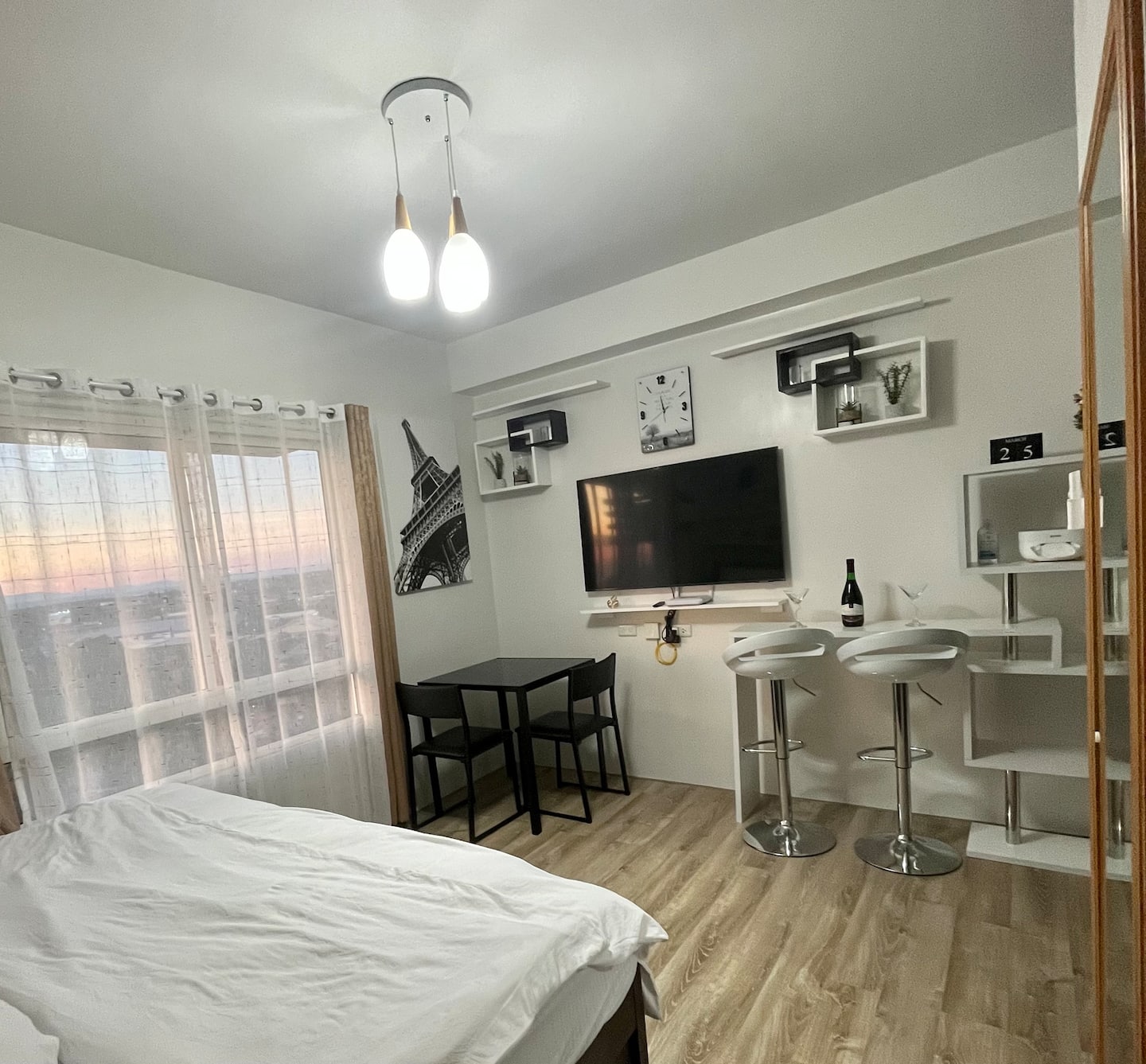 Dining nook and breakfast bar